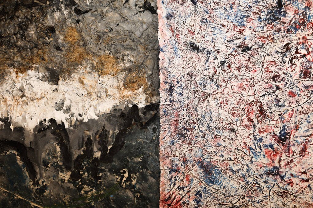 Exposição "A Linha da Materialidade" dos estudantes do curso regular de Cenografia e Figurino. (25/11/2025). | Foto: Clara Silva.