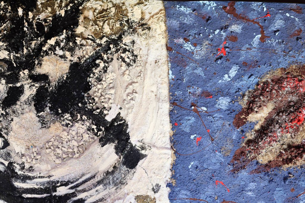 Exposição "A Linha da Materialidade" dos estudantes do curso regular de Cenografia e Figurino. (25/11/2025). | Foto: Clara Silva.