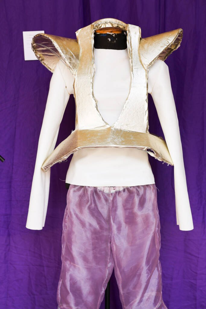 Exposição "A Linha da Materialidade" dos estudantes do curso regular de Cenografia e Figurino. (25/11/2025). | Foto: Clara Silva.