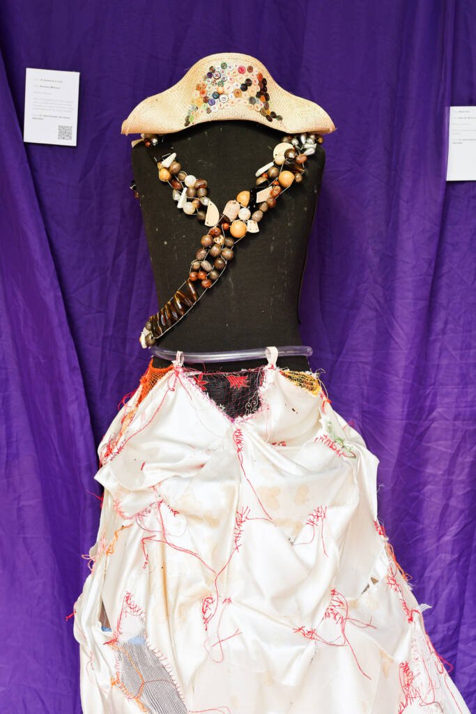 Exposição "A Linha da Materialidade" dos estudantes do curso regular de Cenografia e Figurino. (25/11/2025). | Foto: Clara Silva.