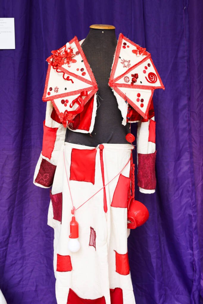 Exposição "A Linha da Materialidade" dos estudantes do curso regular de Cenografia e Figurino. (25/11/2025). | Foto: Clara Silva.