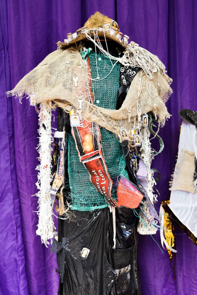 Exposição "A Linha da Materialidade" dos estudantes do curso regular de Cenografia e Figurino. (25/11/2025). | Foto: Clara Silva.