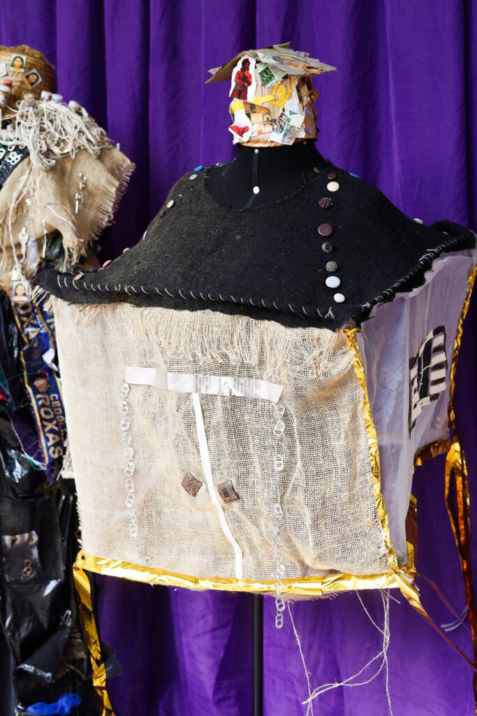 Exposição "A Linha da Materialidade" dos estudantes do curso regular de Cenografia e Figurino. (25/11/2025). | Foto: Clara Silva.