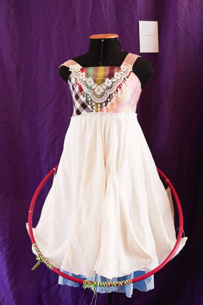 Exposição "A Linha da Materialidade" dos estudantes do curso regular de Cenografia e Figurino. (25/11/2025). | Foto: Clara Silva.