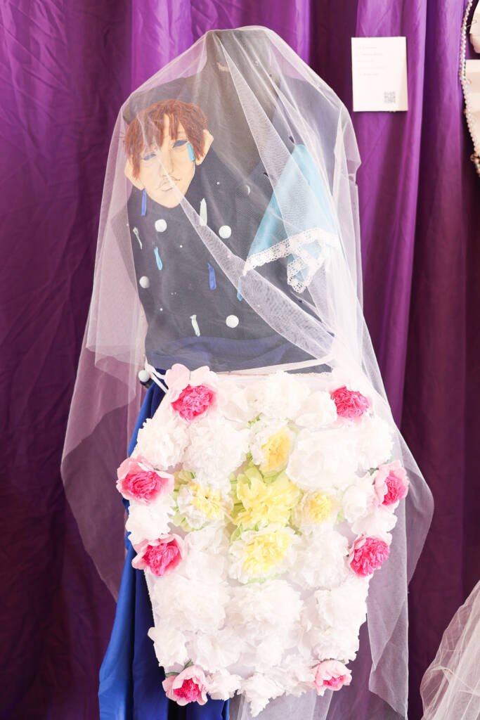 Exposição "A Linha da Materialidade" dos estudantes do curso regular de Cenografia e Figurino. (25/11/2025). | Foto: Clara Silva.