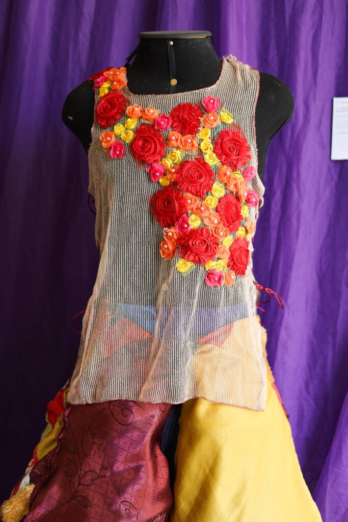 Exposição "A Linha da Materialidade" dos estudantes do curso regular de Cenografia e Figurino. (25/11/2025). | Foto: Clara Silva.