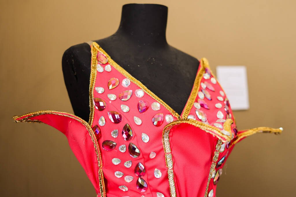 Exposição "A Linha da Materialidade" dos estudantes do curso regular de Cenografia e Figurino. (25/11/2025). | Foto: Clara Silva.