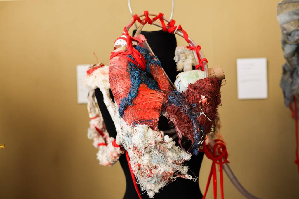 Exposição "A Linha da Materialidade" dos estudantes do curso regular de Cenografia e Figurino. (25/11/2025). | Foto: Clara Silva.