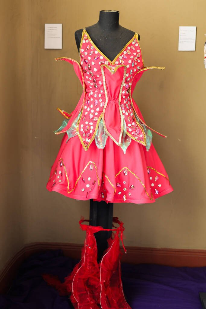 Exposição "A Linha da Materialidade" dos estudantes do curso regular de Cenografia e Figurino. (25/11/2025). | Foto: Clara Silva.