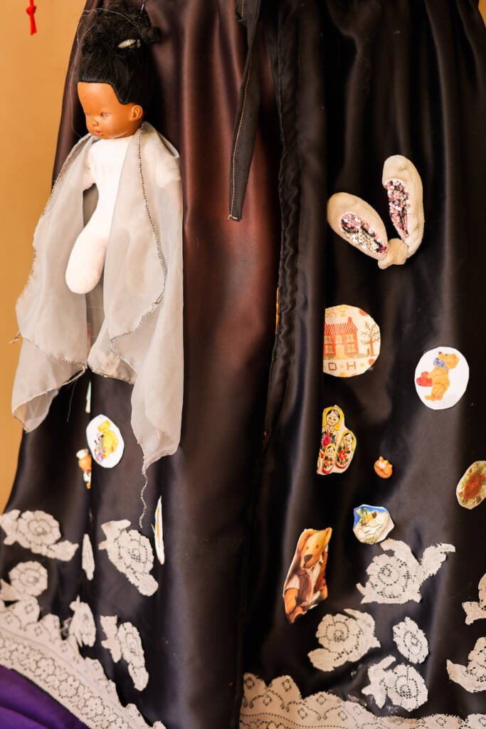 Exposição "A Linha da Materialidade" dos estudantes do curso regular de Cenografia e Figurino. (25/11/2025). | Foto: Clara Silva.