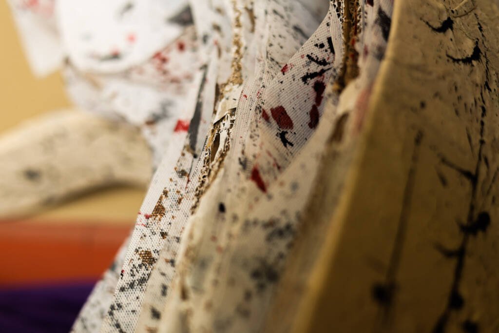 Exposição "A Linha da Materialidade" dos estudantes do curso regular de Cenografia e Figurino. (25/11/2025). | Foto: Clara Silva.