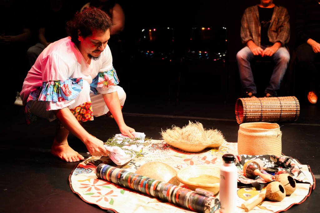 Espetáculo "Amortalhado" com Edson Elias, na sede Roosevelt da SP Escola de Teatro. (08/11/2025). | Foto: Clara Silva