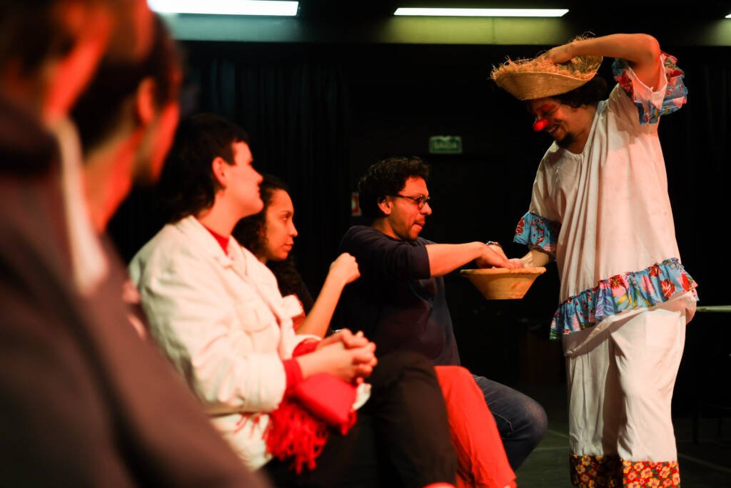 Espetáculo "Amortalhado" com Edson Elias, na sede Roosevelt da SP Escola de Teatro. (08/11/2025). | Foto: Clara Silva