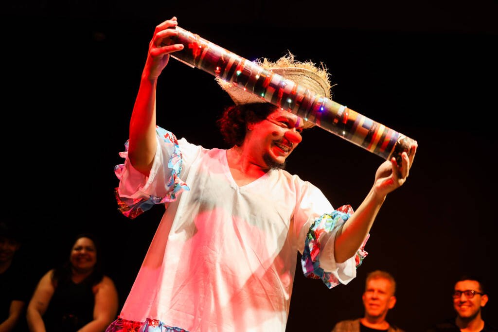 Espetáculo "Amortalhado" com Edson Elias, na sede Roosevelt da SP Escola de Teatro. (08/11/2025). | Foto: Clara Silva