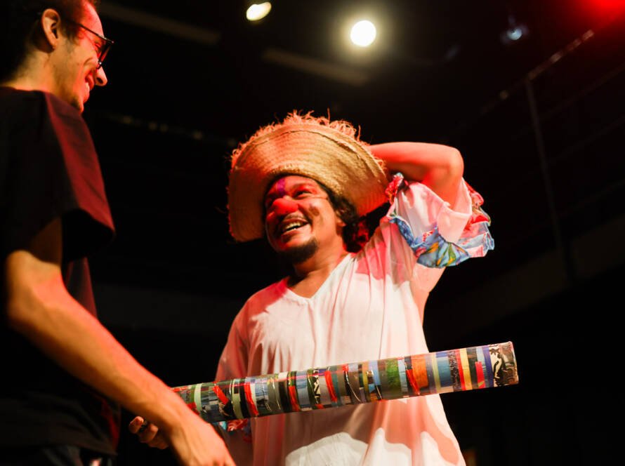 Espetáculo "Amortalhado" com Edson Elias, na sede Roosevelt da SP Escola de Teatro. (08/11/2025). | Foto: Clara Silva