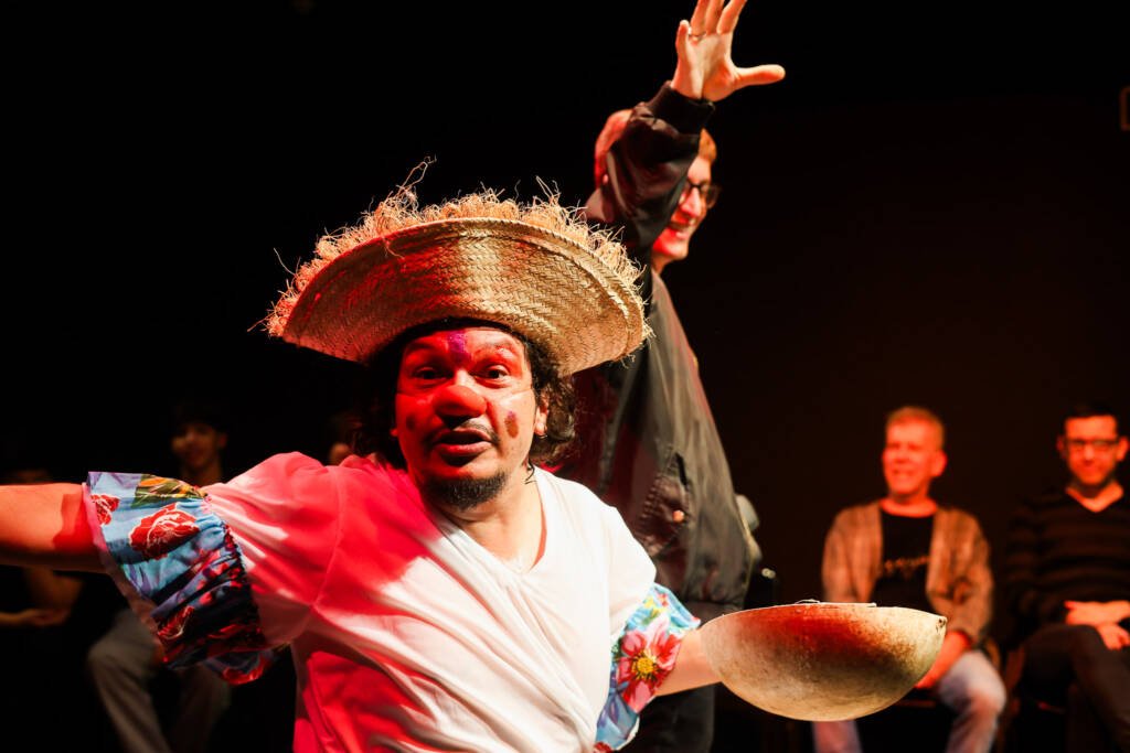 Espetáculo "Amortalhado" com Edson Elias, na sede Roosevelt da SP Escola de Teatro. (08/11/2025). | Foto: Clara Silva