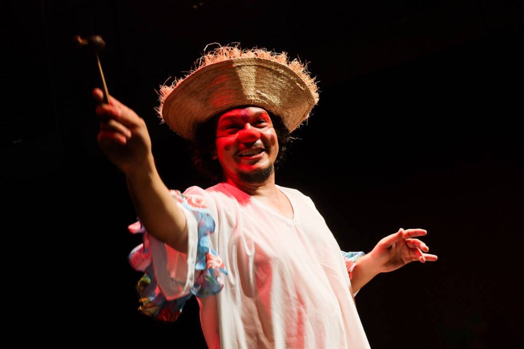 Espetáculo "Amortalhado" com Edson Elias, na sede Roosevelt da SP Escola de Teatro. (08/11/2025). | Foto: Clara Silva