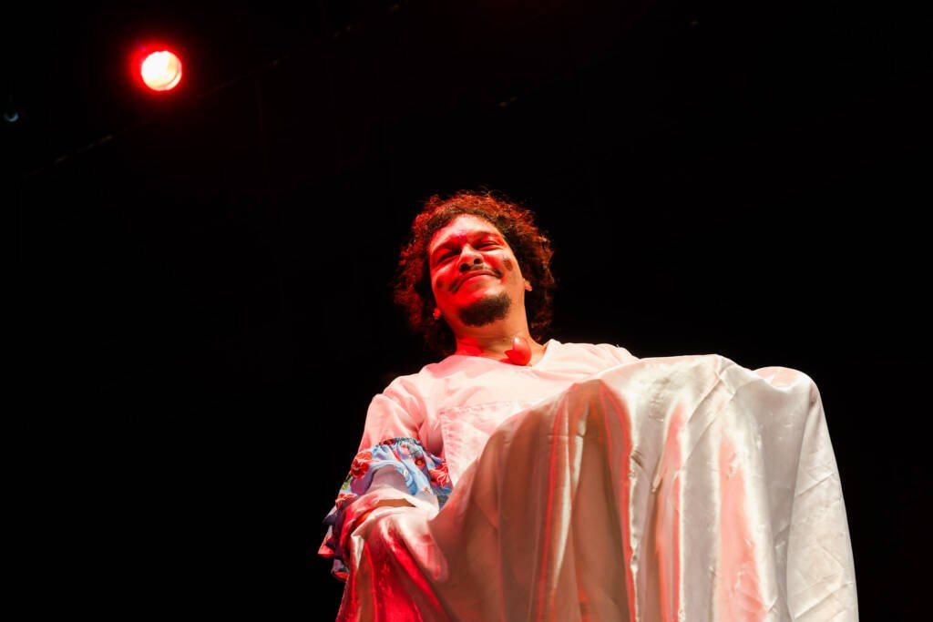 Espetáculo "Amortalhado" com Edson Elias, na sede Roosevelt da SP Escola de Teatro. (08/11/2025). | Foto: Clara Silva