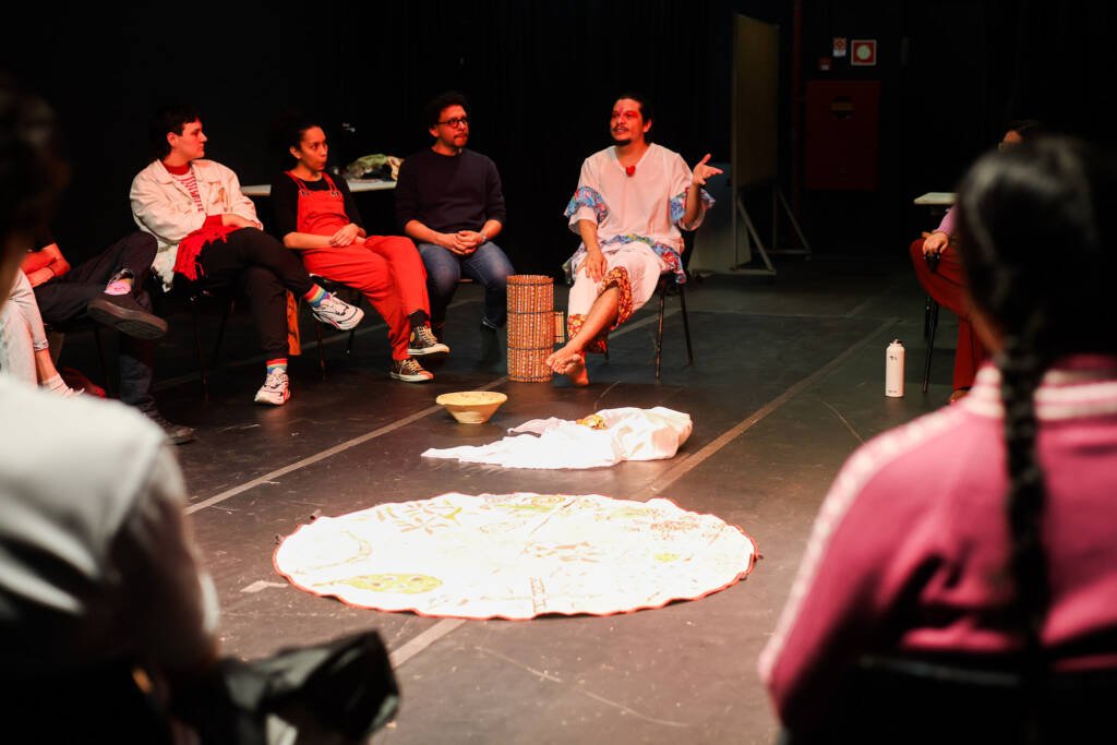 Espetáculo "Amortalhado" com Edson Elias, na sede Roosevelt da SP Escola de Teatro. (08/11/2025). | Foto: Clara Silva