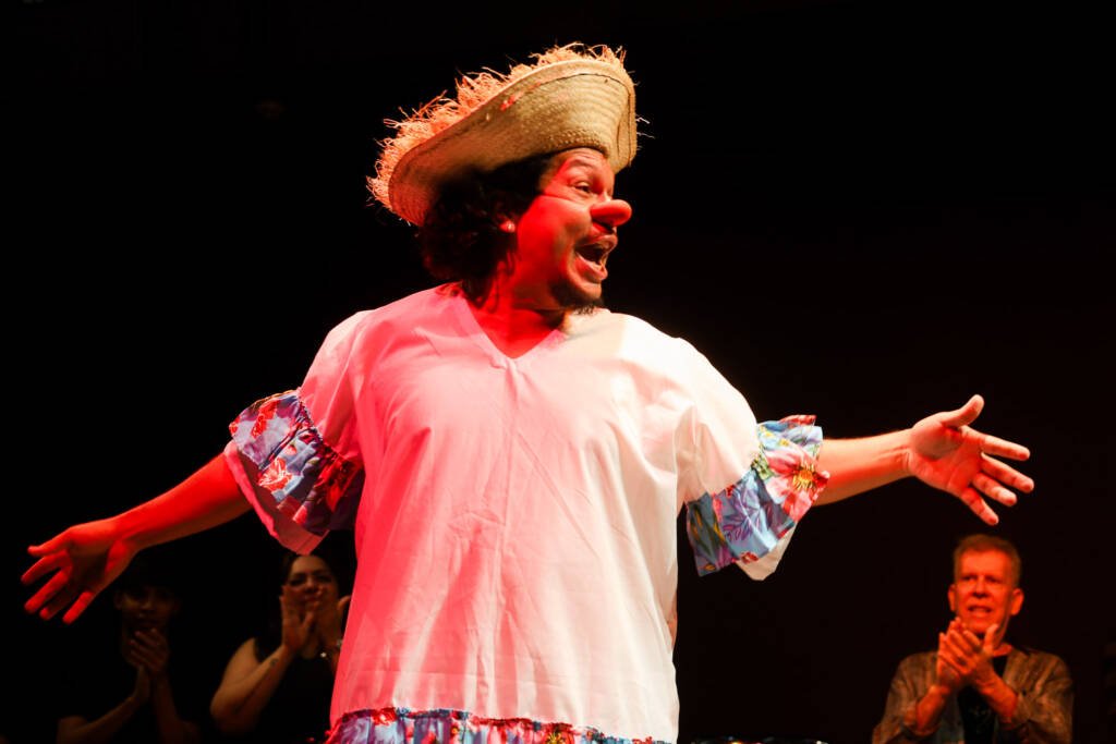 Espetáculo "Amortalhado" com Edson Elias, na sede Roosevelt da SP Escola de Teatro. (08/11/2025). | Foto: Clara Silva