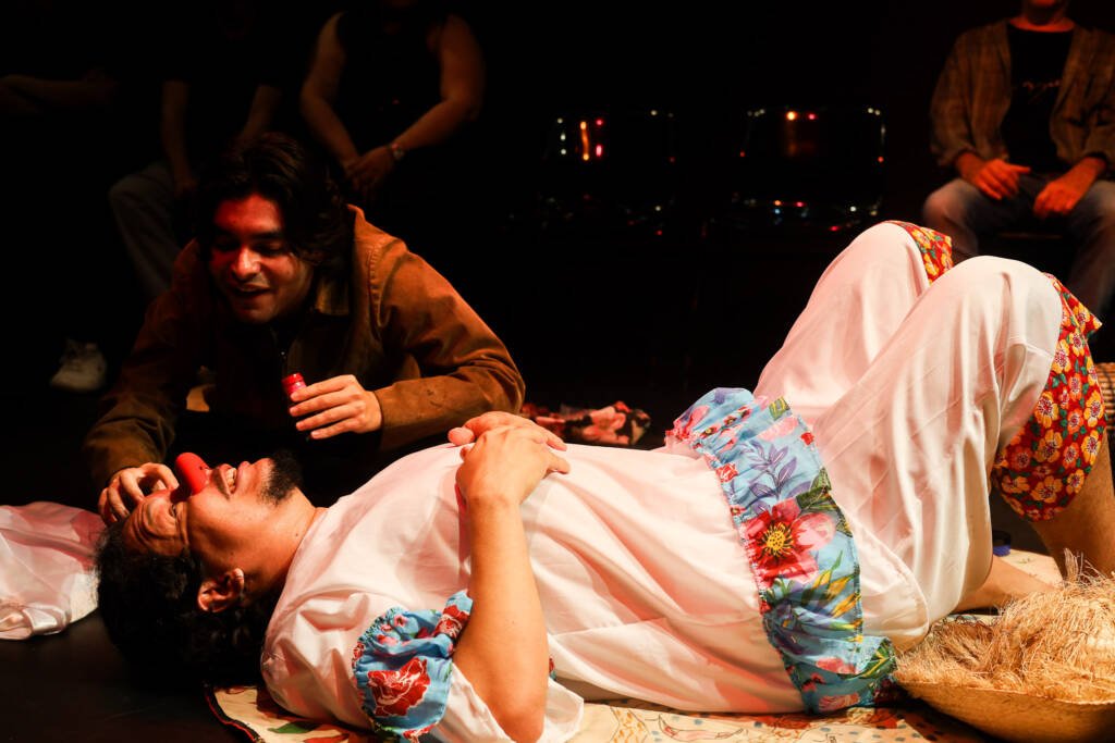 Espetáculo "Amortalhado" com Edson Elias, na sede Roosevelt da SP Escola de Teatro. (08/11/2025). | Foto: Clara Silva