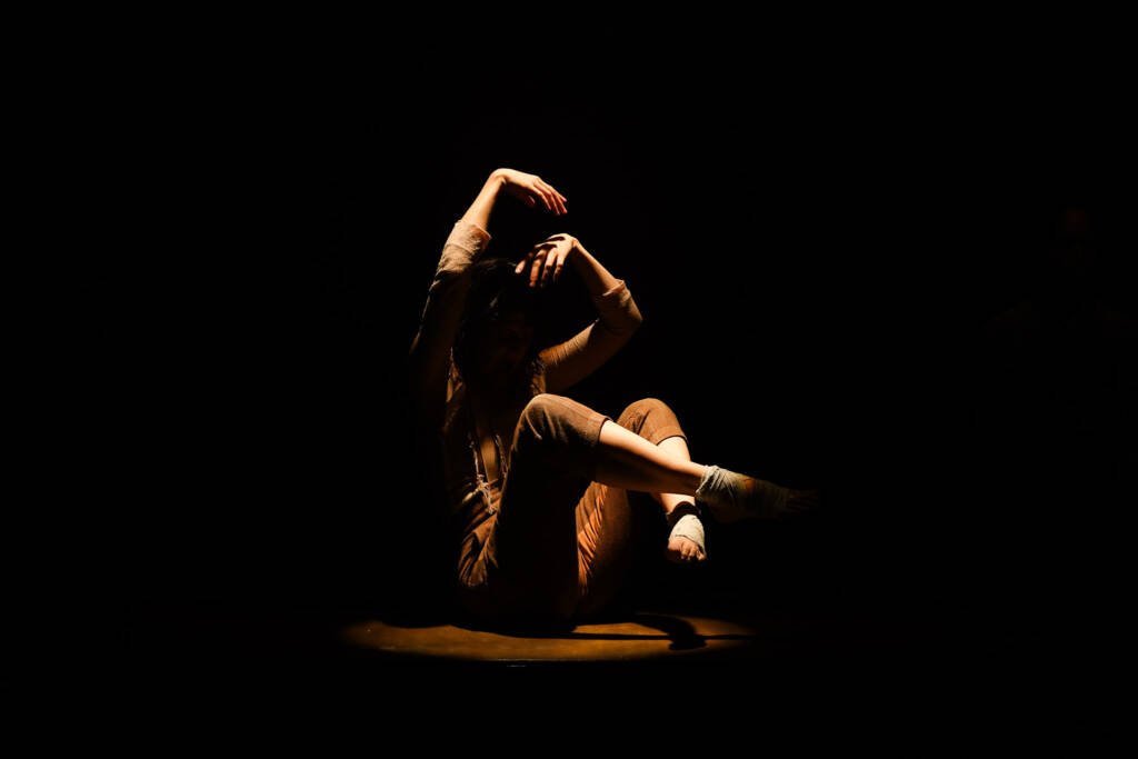 Espetáculo “Antes de Mim No Fundo”, da Cacildinha Produções, na sede Roosevelt da SP Escola de Teatro. (12/11/2025). | Foto: Clara Silva