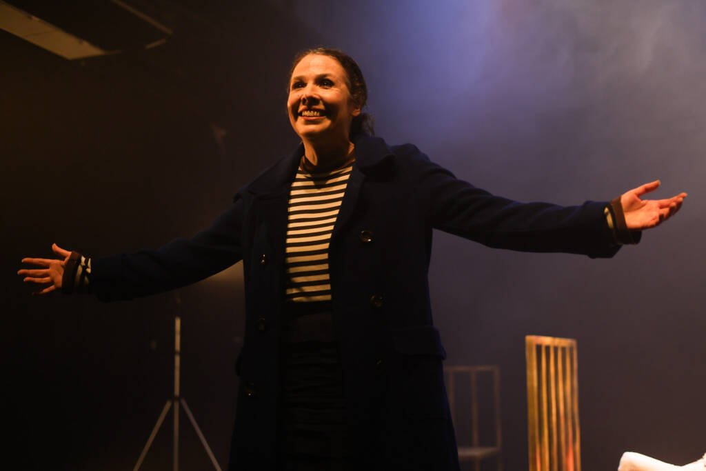 Espetáculo “Antes de Mim No Fundo”, da Cacildinha Produções, na sede Roosevelt da SP Escola de Teatro. (12/11/2025). | Foto: Clara Silva