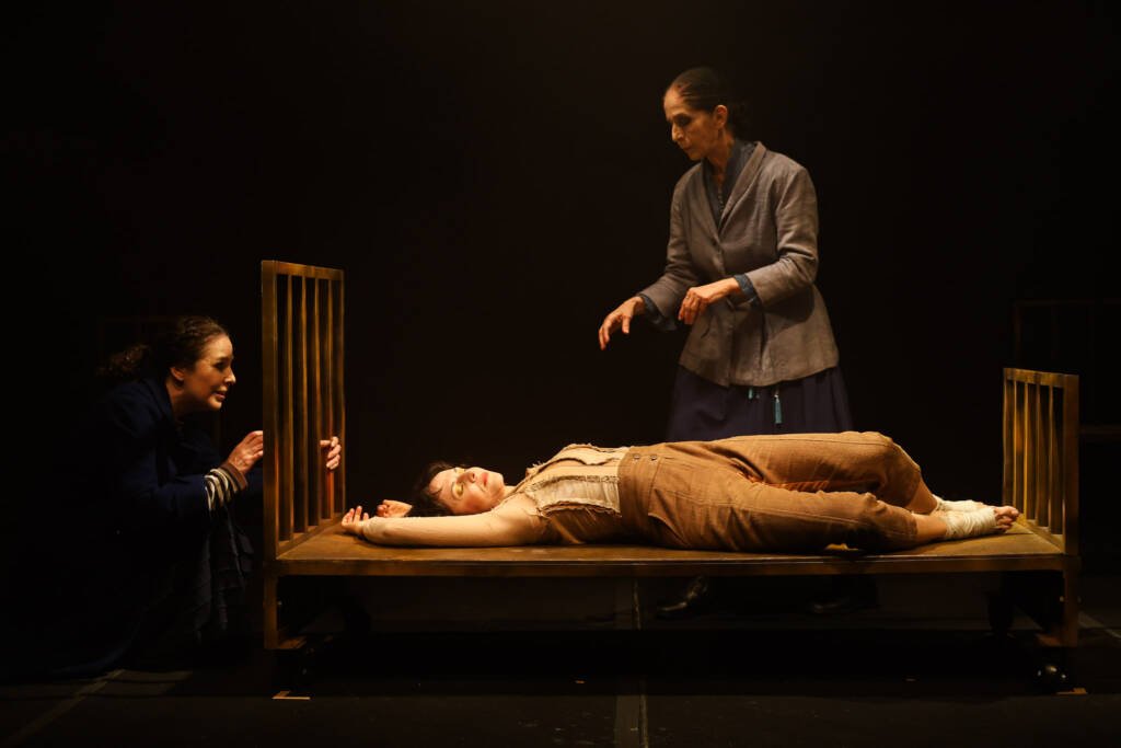 Espetáculo “Antes de Mim No Fundo”, da Cacildinha Produções, na sede Roosevelt da SP Escola de Teatro. (12/11/2025). | Foto: Clara Silva