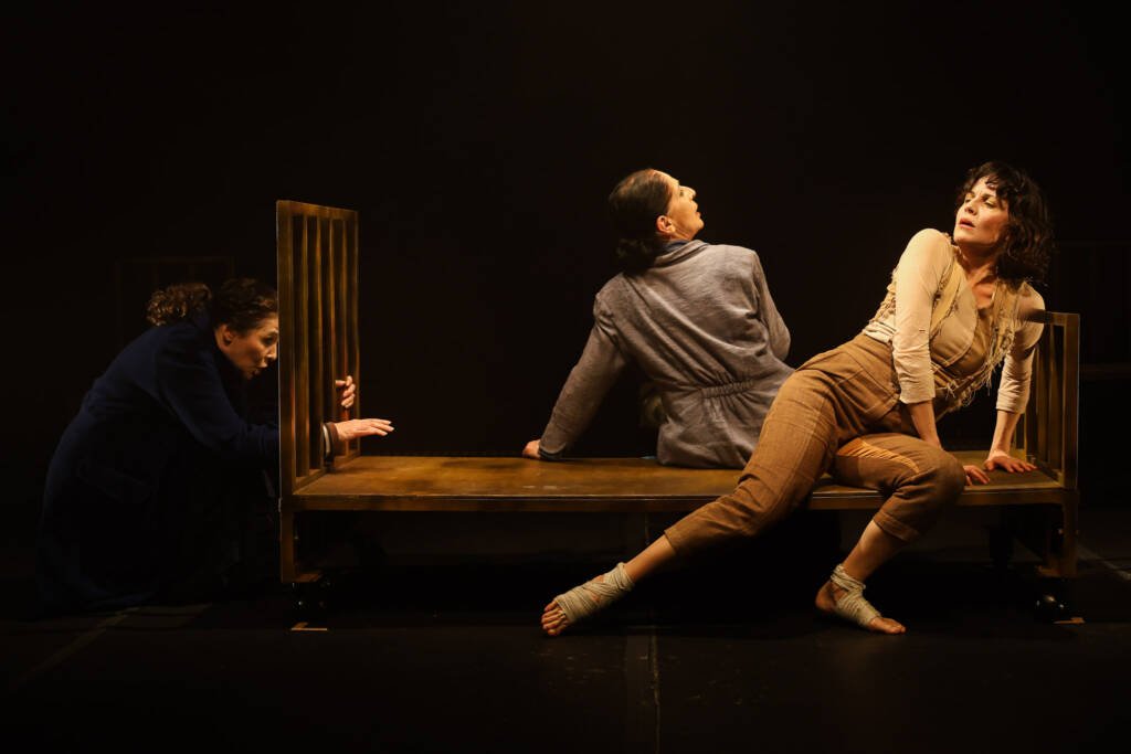 Espetáculo “Antes de Mim No Fundo”, da Cacildinha Produções, na sede Roosevelt da SP Escola de Teatro. (12/11/2025). | Foto: Clara Silva