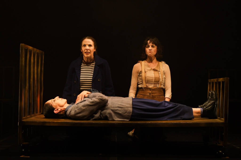 Espetáculo “Antes de Mim No Fundo”, da Cacildinha Produções, na sede Roosevelt da SP Escola de Teatro. (12/11/2025). | Foto: Clara Silva