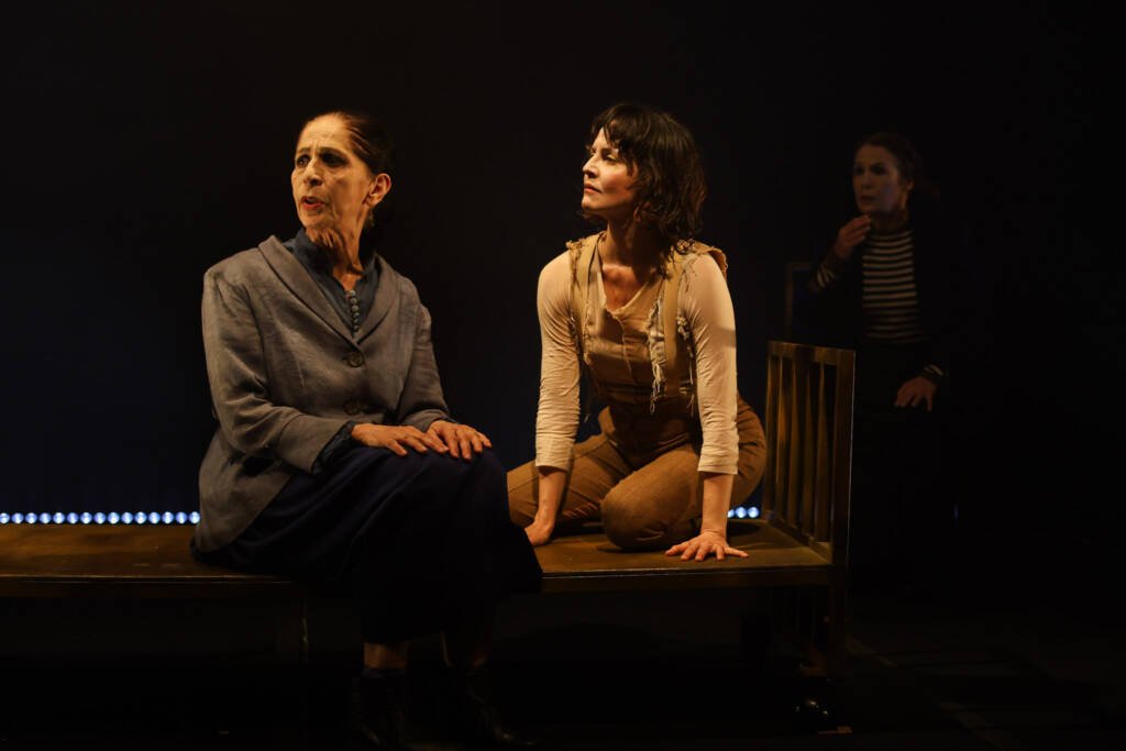 Espetáculo “Antes de Mim No Fundo”, da Cacildinha Produções, na sede Roosevelt da SP Escola de Teatro. (12/11/2025). | Foto: Clara Silva