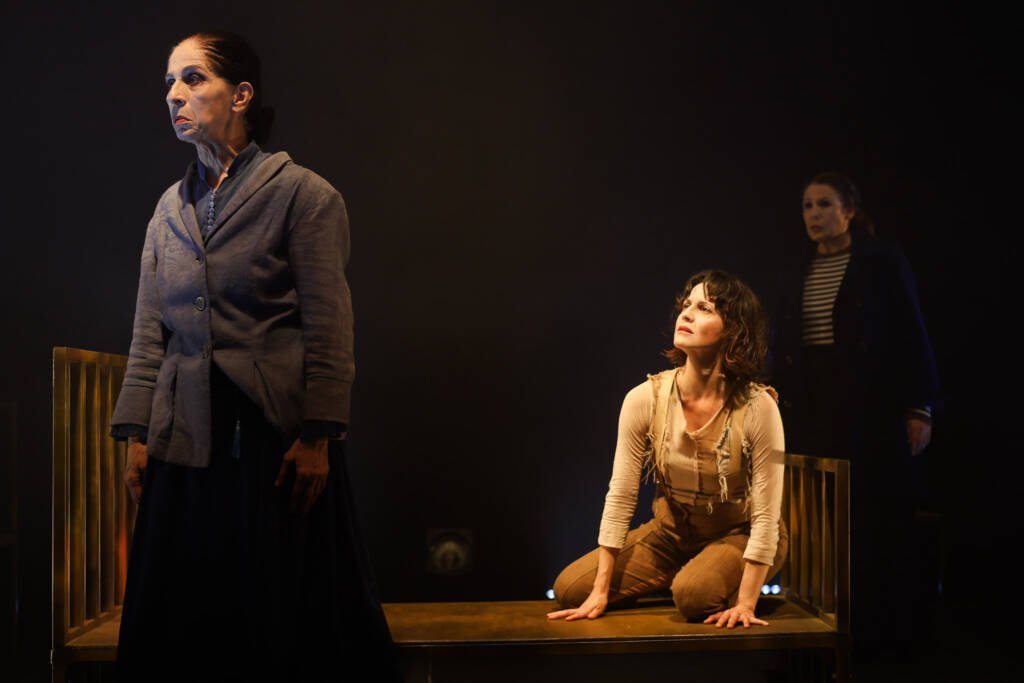 Espetáculo “Antes de Mim No Fundo”, da Cacildinha Produções, na sede Roosevelt da SP Escola de Teatro. (12/11/2025). | Foto: Clara Silva