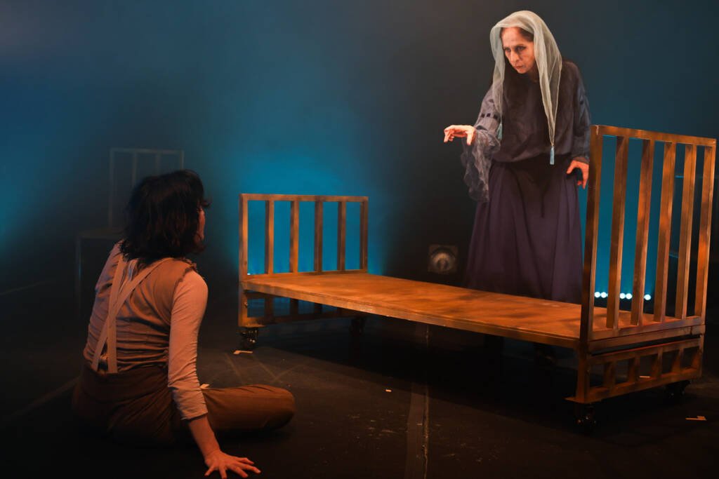 Espetáculo “Antes de Mim No Fundo”, da Cacildinha Produções, na sede Roosevelt da SP Escola de Teatro. (12/11/2025). | Foto: Clara Silva