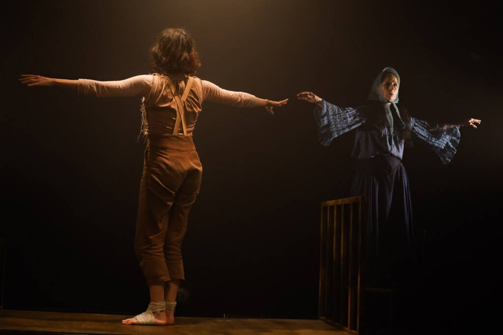 Espetáculo “Antes de Mim No Fundo”, da Cacildinha Produções, na sede Roosevelt da SP Escola de Teatro. (12/11/2025). | Foto: Clara Silva