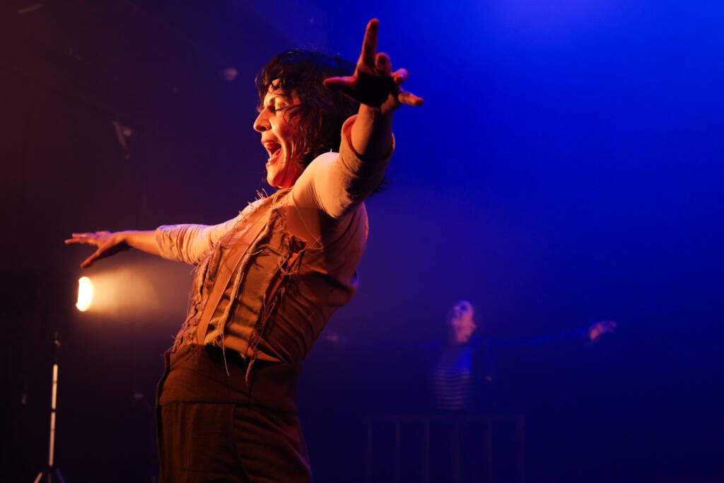 Espetáculo “Antes de Mim No Fundo”, da Cacildinha Produções, na sede Roosevelt da SP Escola de Teatro. (12/11/2025). | Foto: Clara Silva