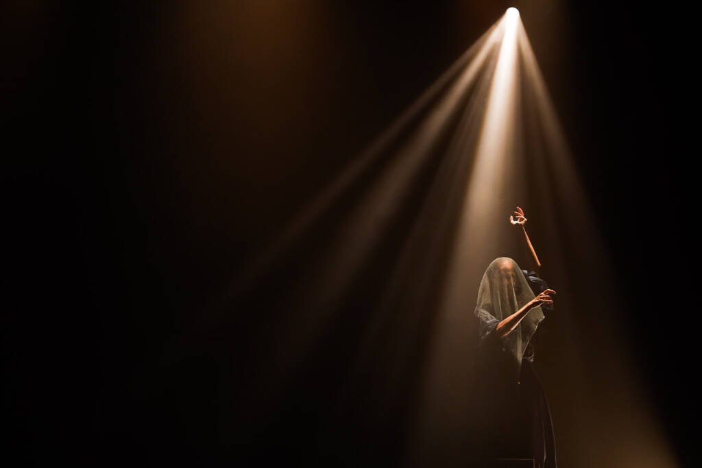 Espetáculo “Antes de Mim No Fundo”, da Cacildinha Produções, na sede Roosevelt da SP Escola de Teatro. (12/11/2025). | Foto: Clara Silva