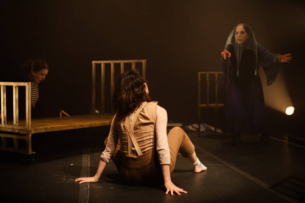 Espetáculo “Antes de Mim No Fundo”, da Cacildinha Produções, na sede Roosevelt da SP Escola de Teatro. (12/11/2025). | Foto: Clara Silva