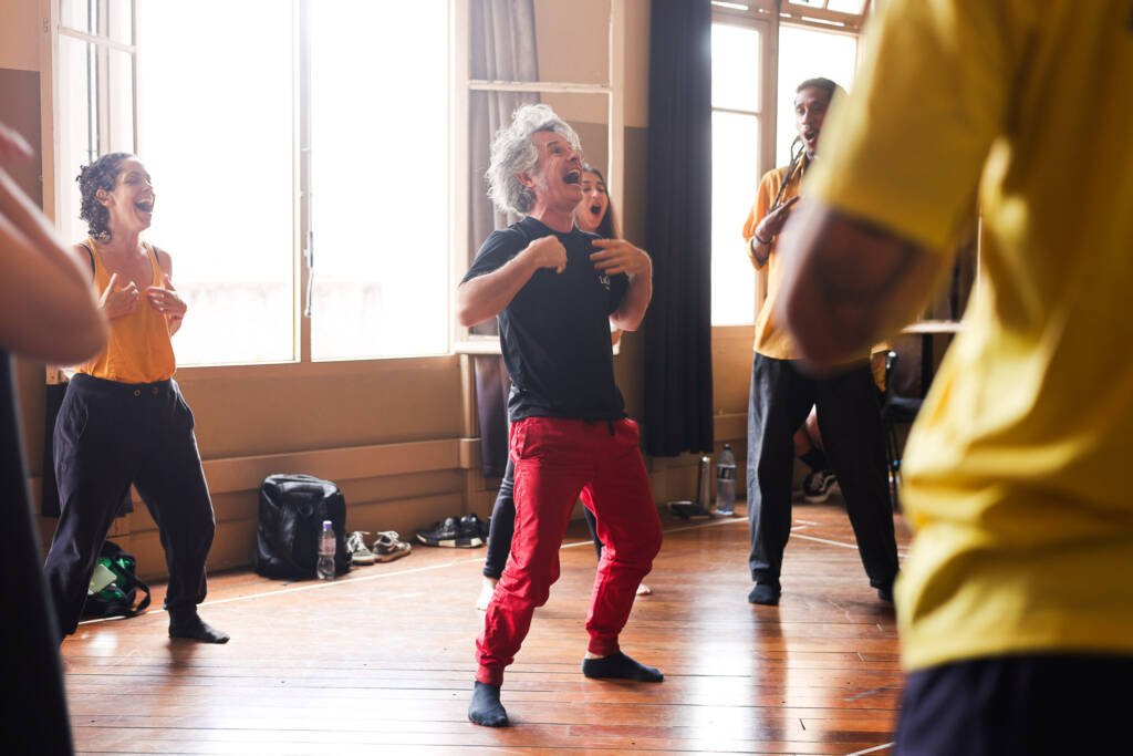 Aula do curso "Circo Integral, Humor e Teatro Físico" com Marcelo Lujan, na sede Brás da SP Escola de Teatro. (10/11/2025). | Foto: Clara Silva