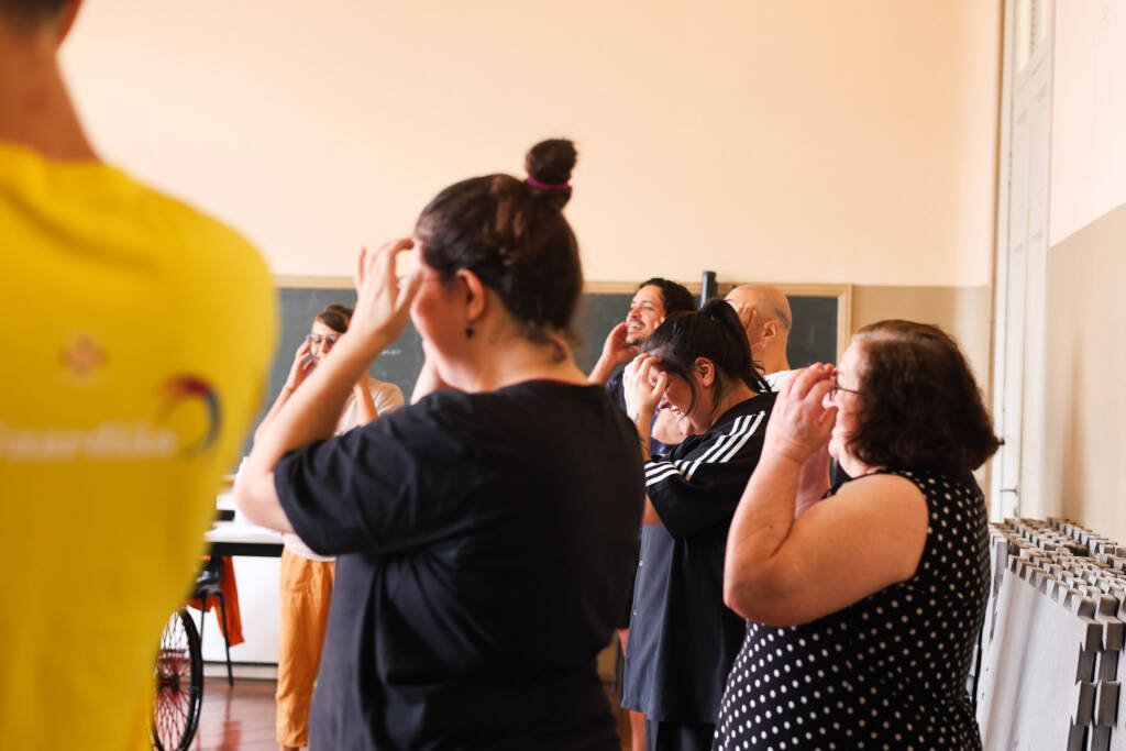 Aula do curso "Circo Integral, Humor e Teatro Físico" com Marcelo Lujan, na sede Brás da SP Escola de Teatro. (10/11/2025). | Foto: Clara Silva