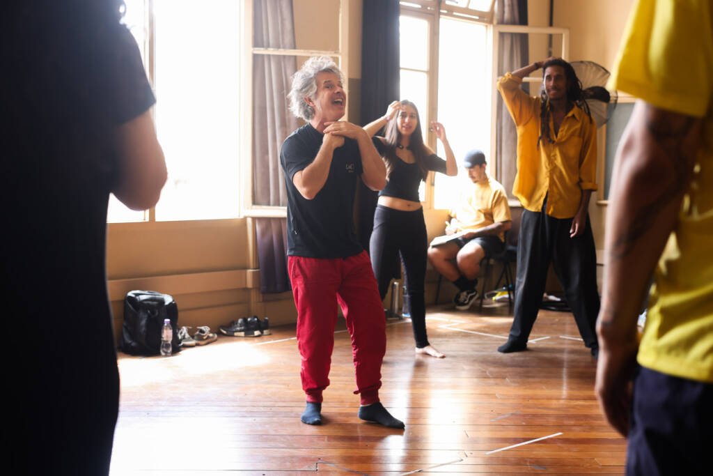 Aula do curso "Circo Integral, Humor e Teatro Físico" com Marcelo Lujan, na sede Brás da SP Escola de Teatro. (10/11/2025). | Foto: Clara Silva