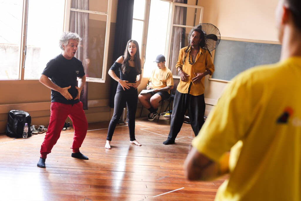 Aula do curso "Circo Integral, Humor e Teatro Físico" com Marcelo Lujan, na sede Brás da SP Escola de Teatro. (10/11/2025). | Foto: Clara Silva