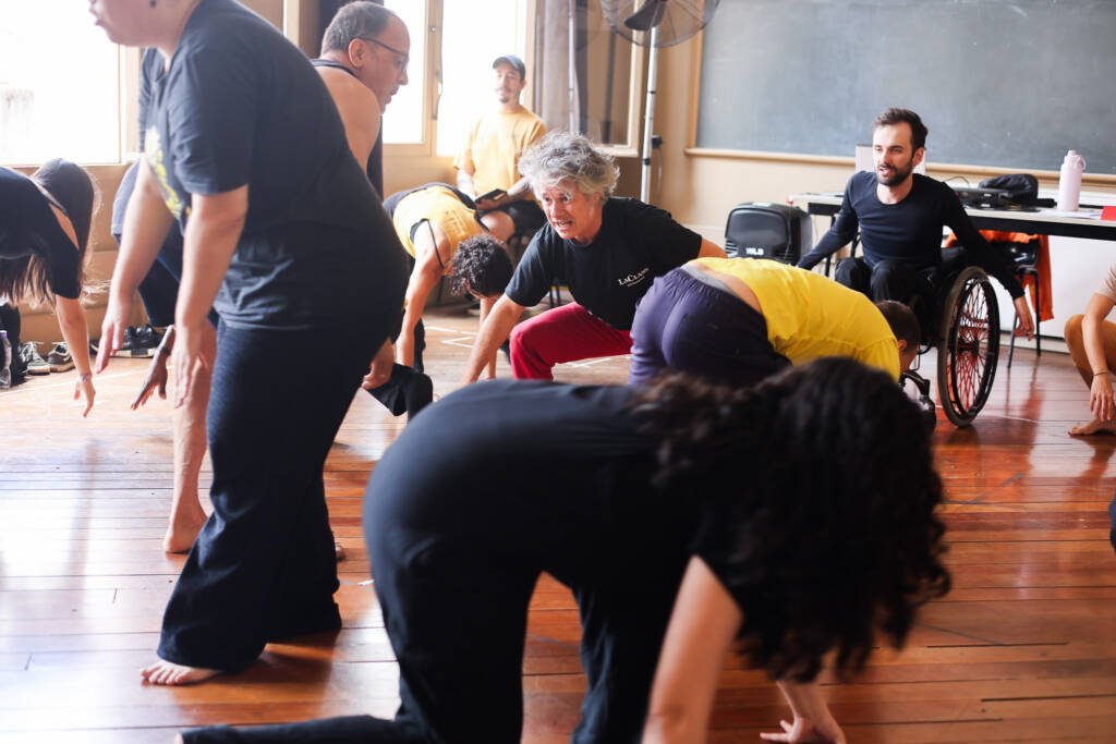 Aula do curso "Circo Integral, Humor e Teatro Físico" com Marcelo Lujan, na sede Brás da SP Escola de Teatro. (10/11/2025). | Foto: Clara Silva