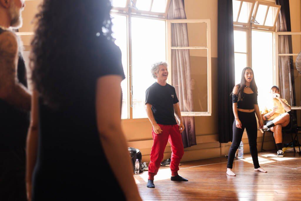 Aula do curso "Circo Integral, Humor e Teatro Físico" com Marcelo Lujan, na sede Brás da SP Escola de Teatro. (10/11/2025). | Foto: Clara Silva