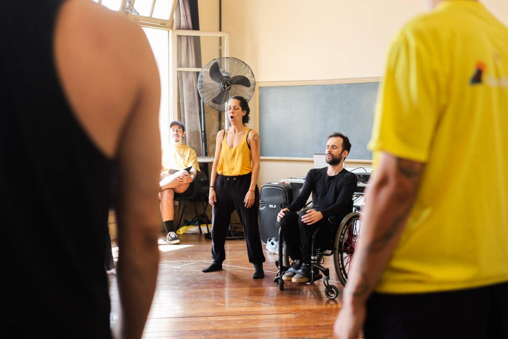 Aula do curso "Circo Integral, Humor e Teatro Físico" com Marcelo Lujan, na sede Brás da SP Escola de Teatro. (10/11/2025). | Foto: Clara Silva