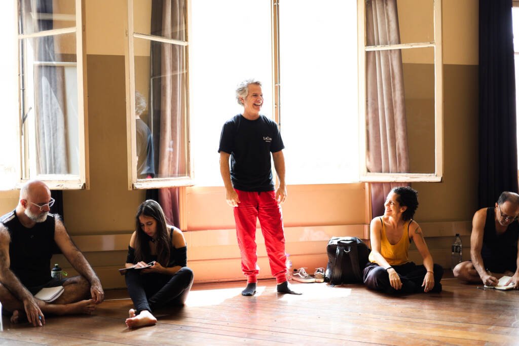 Aula do curso "Circo Integral, Humor e Teatro Físico" com Marcelo Lujan, na sede Brás da SP Escola de Teatro. (10/11/2025). | Foto: Clara Silva