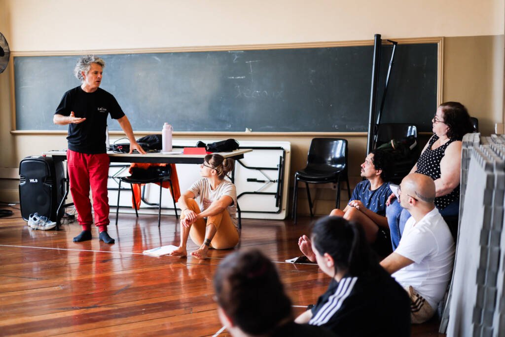 Aula do curso "Circo Integral, Humor e Teatro Físico" com Marcelo Lujan, na sede Brás da SP Escola de Teatro. (10/11/2025). | Foto: Clara Silva