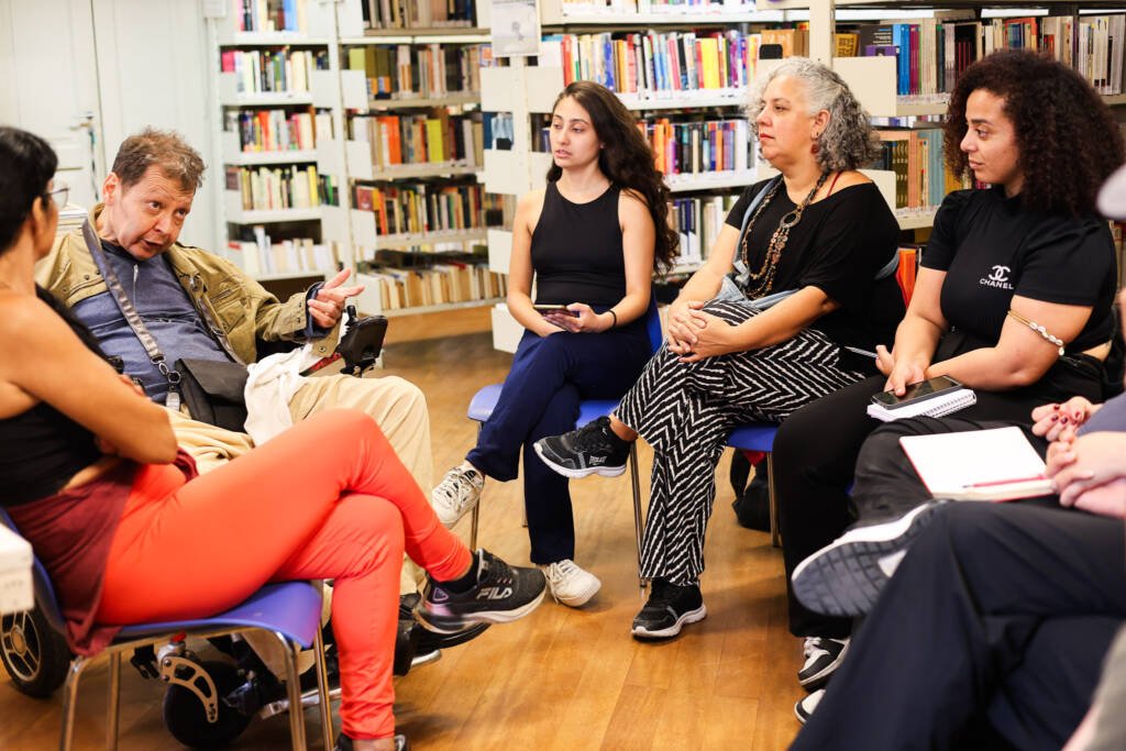 Aula do curso "Cora Coralina: o poder da solitude" com Mauri Paroni. (25/11/2025). | Foto: Clara Silva.