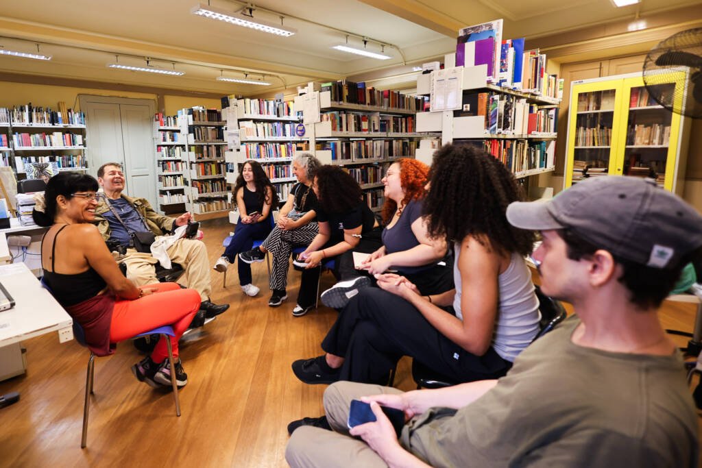 Aula do curso "Cora Coralina: o poder da solitude" com Mauri Paroni. (25/11/2025). | Foto: Clara Silva.
