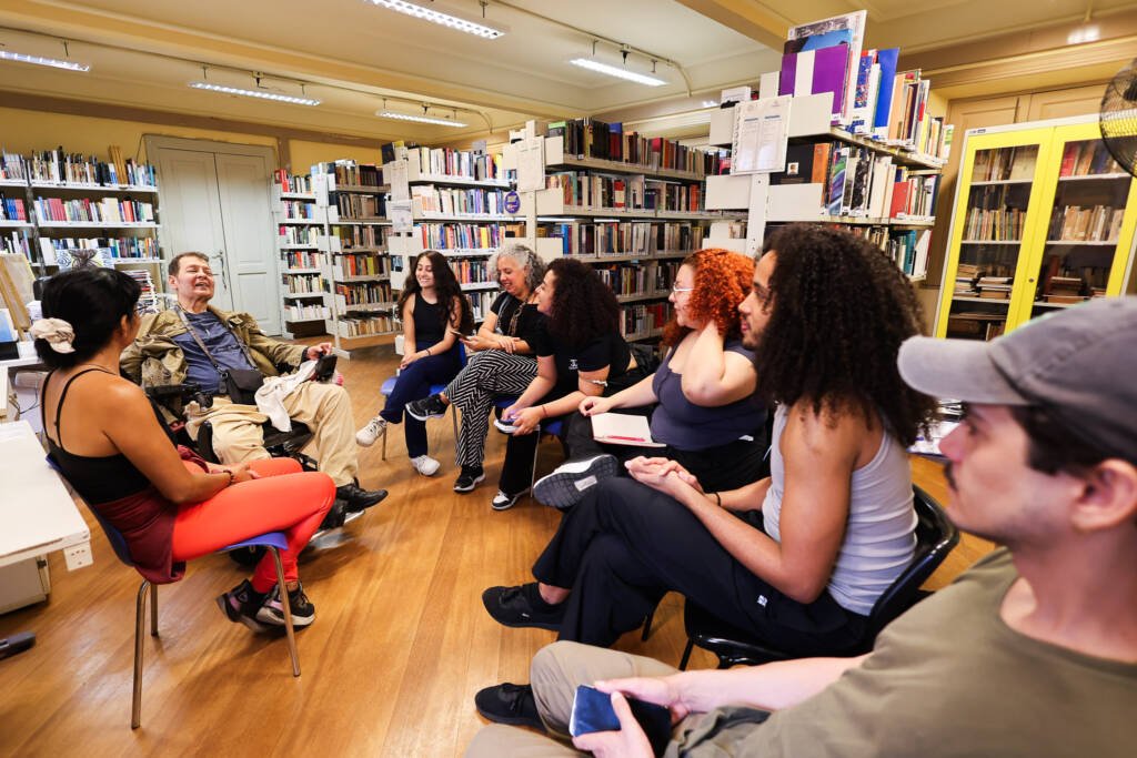 Aula do curso "Cora Coralina: o poder da solitude" com Mauri Paroni. (25/11/2025). | Foto: Clara Silva.