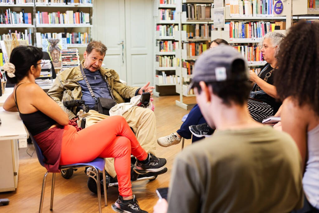 Aula do curso "Cora Coralina: o poder da solitude" com Mauri Paroni. (25/11/2025). | Foto: Clara Silva.